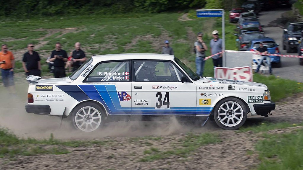 Kurt Mejer og Steen Bøgelund under en nedbremsning på grus
(Foto: Arkivfoto – Alex Rasmussen-Rallyfoto.dk)